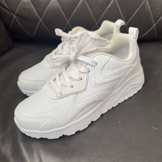 Skechers white size 2 shoes , Shoes 2 (Kids:4-8yr)