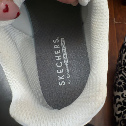 Skechers white size 2 shoes , Shoes 2 (Kids:4-8yr)
