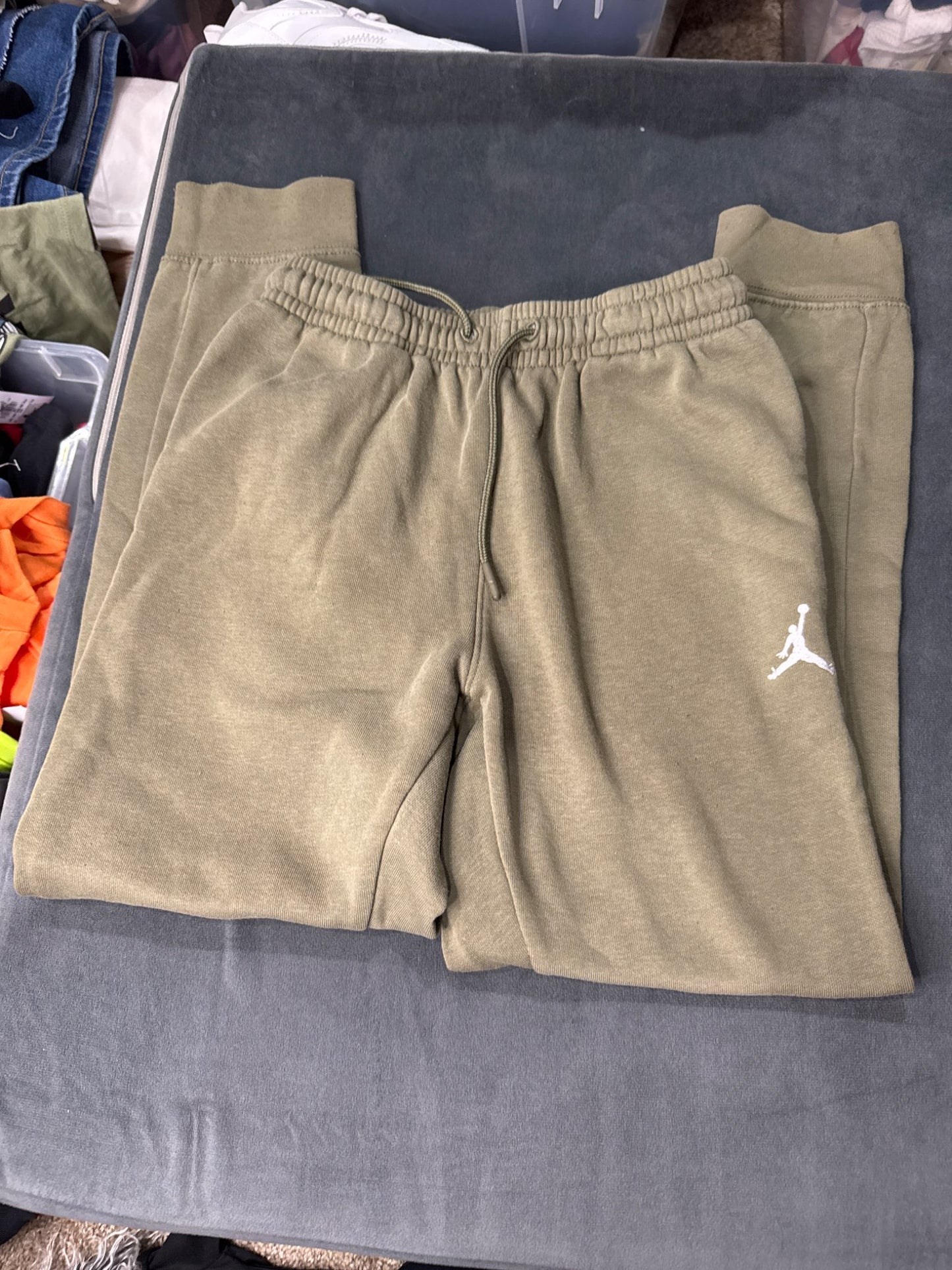 10 to 12 size medium Jordan sweatpants, Kids 10