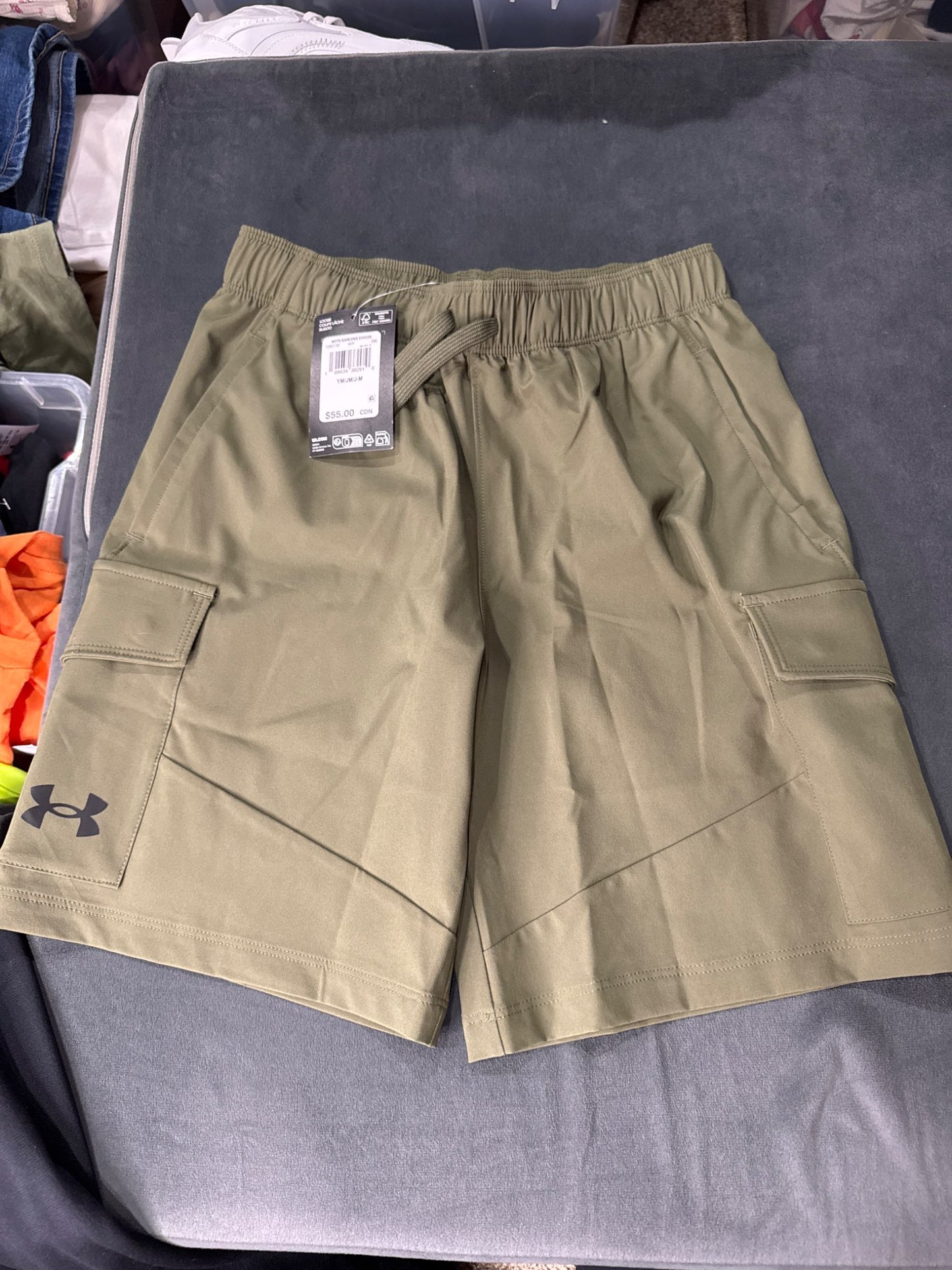 Brand new under Armour medium shorts size 10/12, Kids 10
