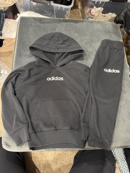 Adidas size 4 sweatsuit , Kids 4/4T