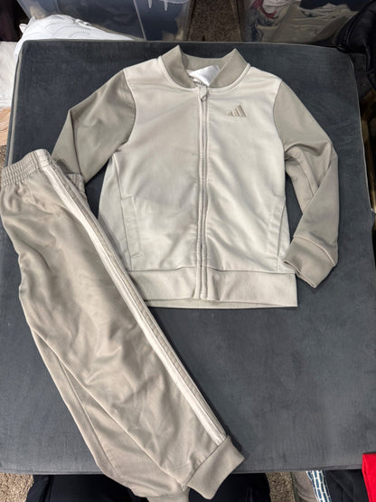 Adidas size 4 tracksuit, Kids 4/4T