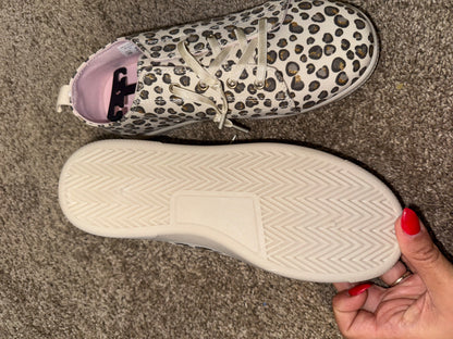 Size 4 youth shoes new , Shoes 4 (Big Kids:8–12yr)