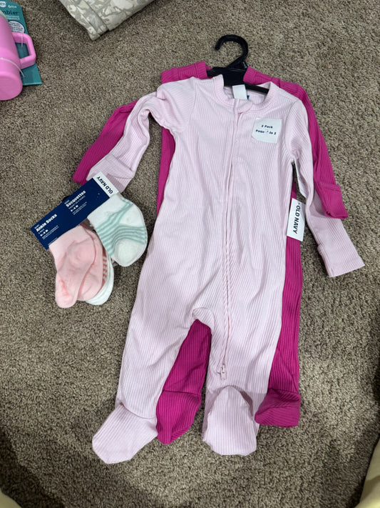 Old navy NWT socks and sleepers 6 months , Kids 6 Month (3-6M)