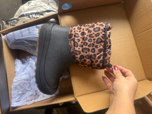 Size youth 4 bogs winter boots , Shoes 4 (Big Kids:8–12yr)