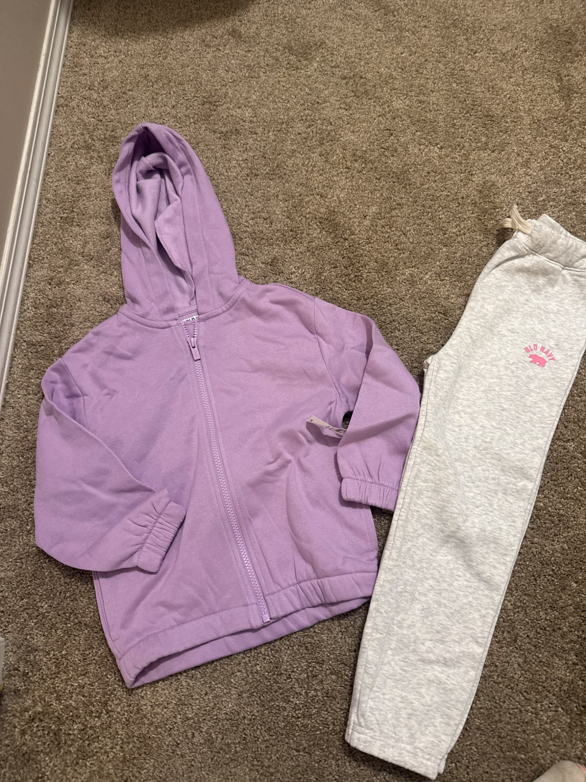 Old navy size 5 joggers and zipper hoodie , Kids 5/5T