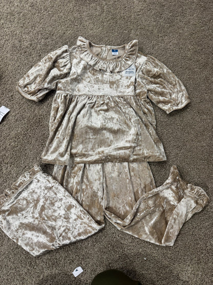 Size 5 new velvet outfit old navy , Kids 5/5T