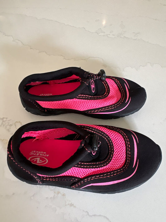 New water shoes size: Toddler 9-10 , Shoes 9 (Toddler:2-4yr)