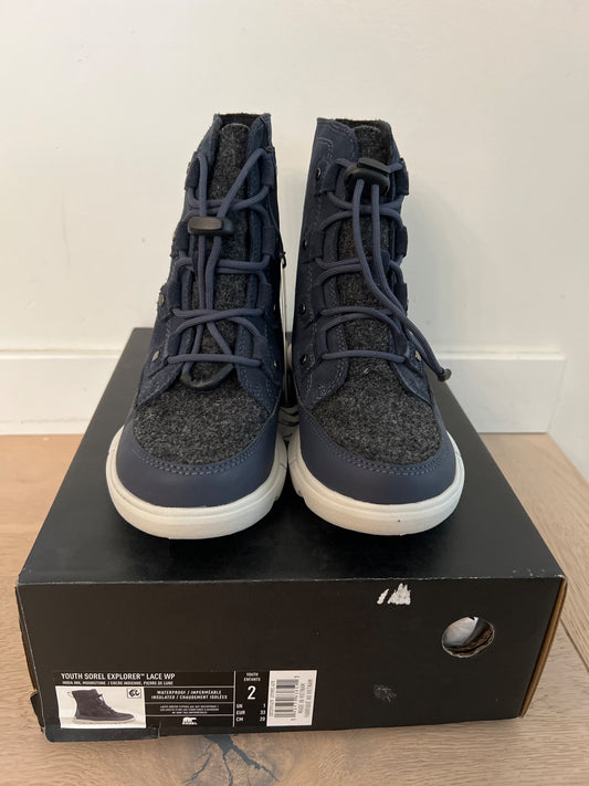New in box Sorel explorer youth size 2 , Shoes 2 (Kids:4-8yr)