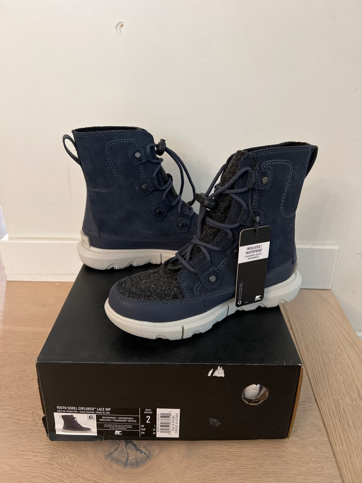 New in box Sorel explorer youth size 2 , Shoes 2 (Kids:4-8yr)