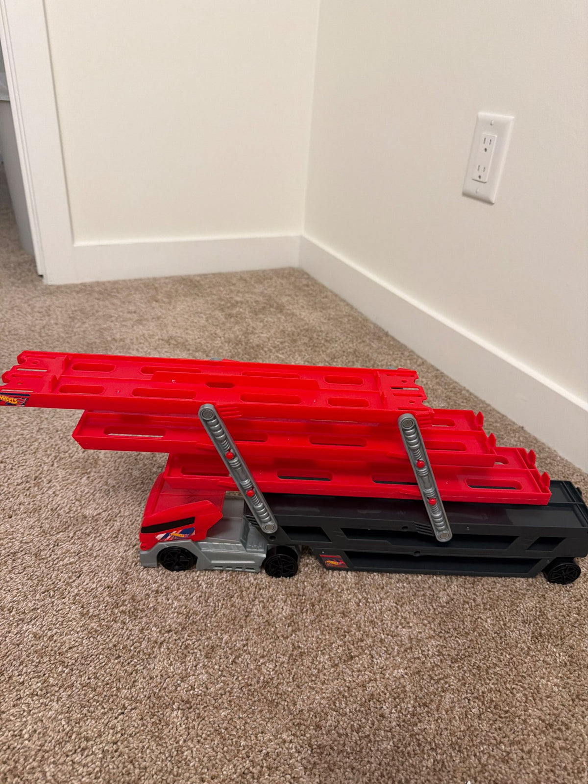 Hot wheels car carrier