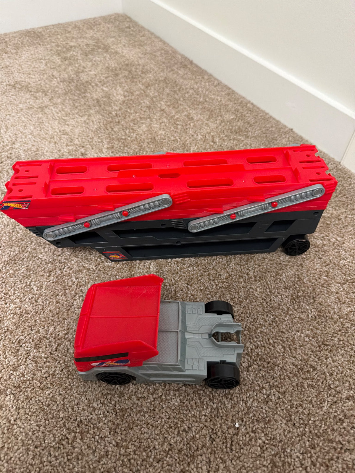 Hot wheels car carrier