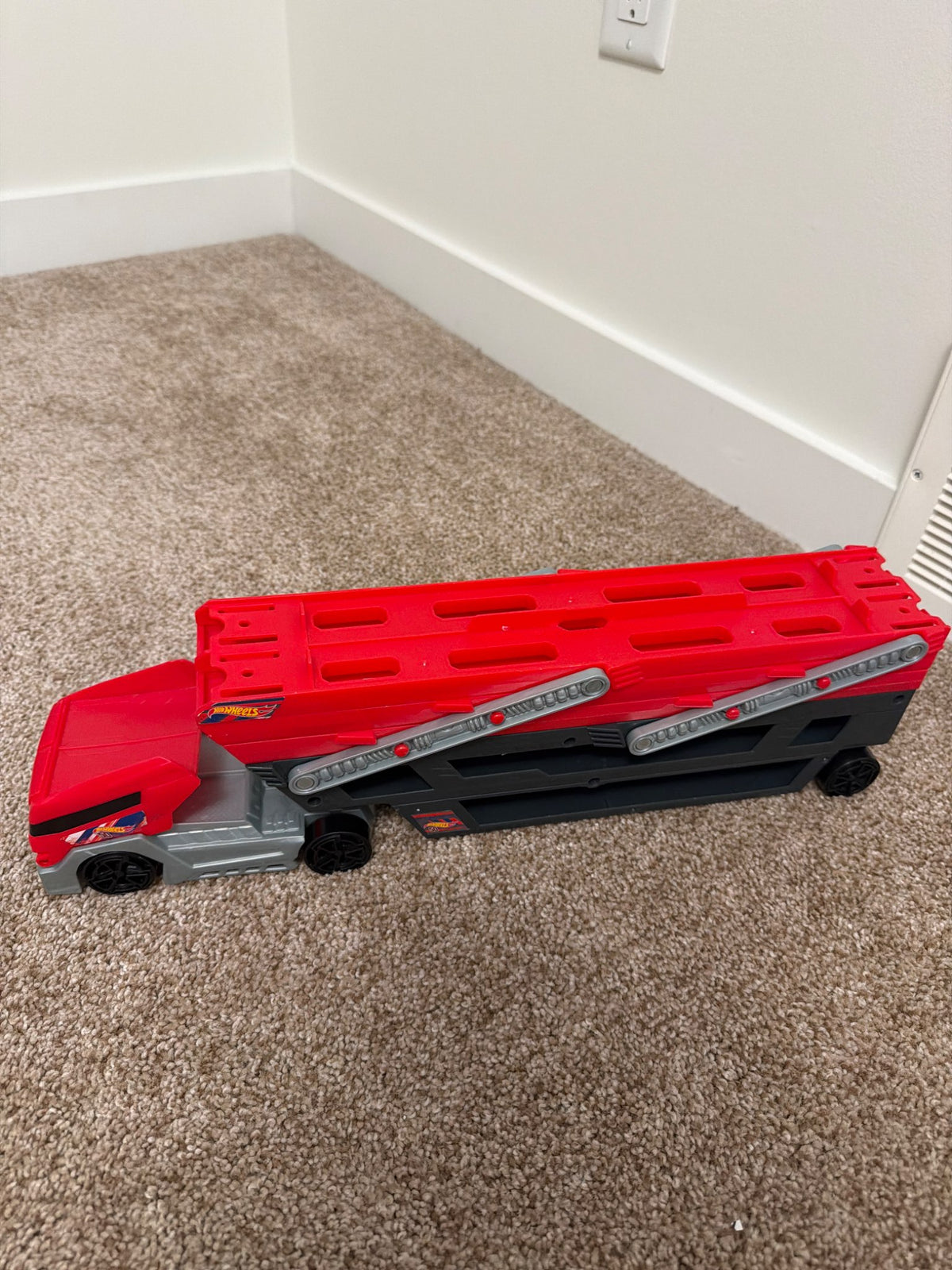 Hot wheels car carrier