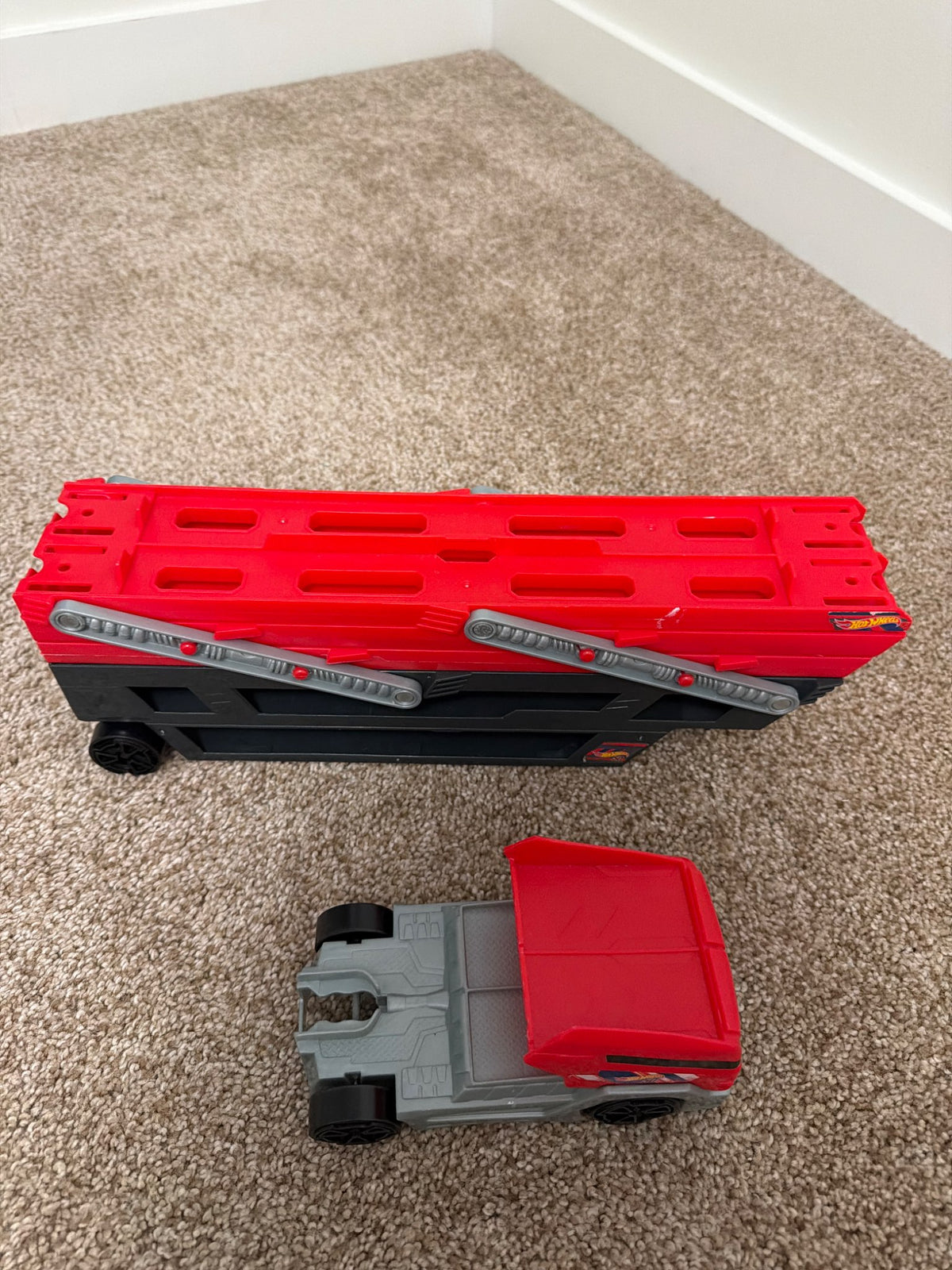 Hot wheels car carrier