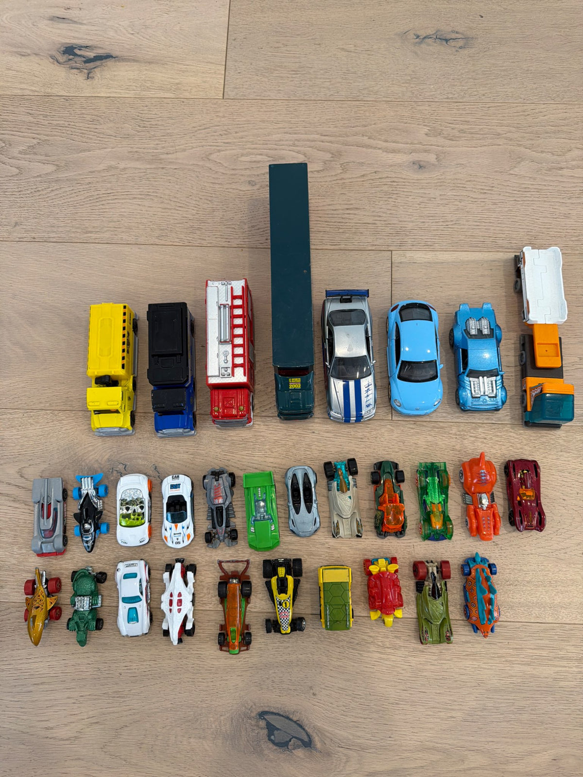 Toy cars/trucks bundle (x30)