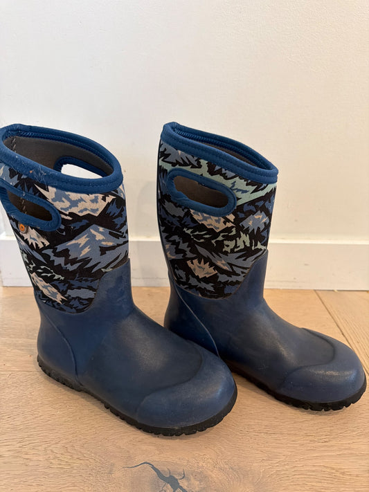 BOGS size 2 , Shoes 2 (Kids:4-8yr)