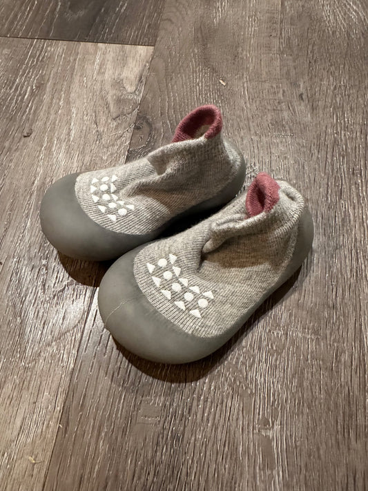 Baby non-slip shoe socks, size 4/5, EUC, Shoes 4 (Baby: 0-12 mth)