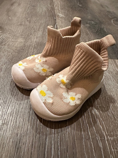 Slip on Shoes, easy on and off, Size 7C, VGUC, Shoes 7 (Walkers:12-24 mth)