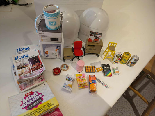 Mini brands items (4 random balls)