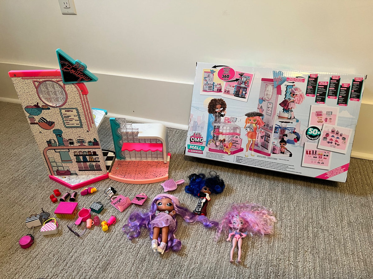 LOL Surprise! OMG Mall of Surprises Playset + 3 OMG Dolls