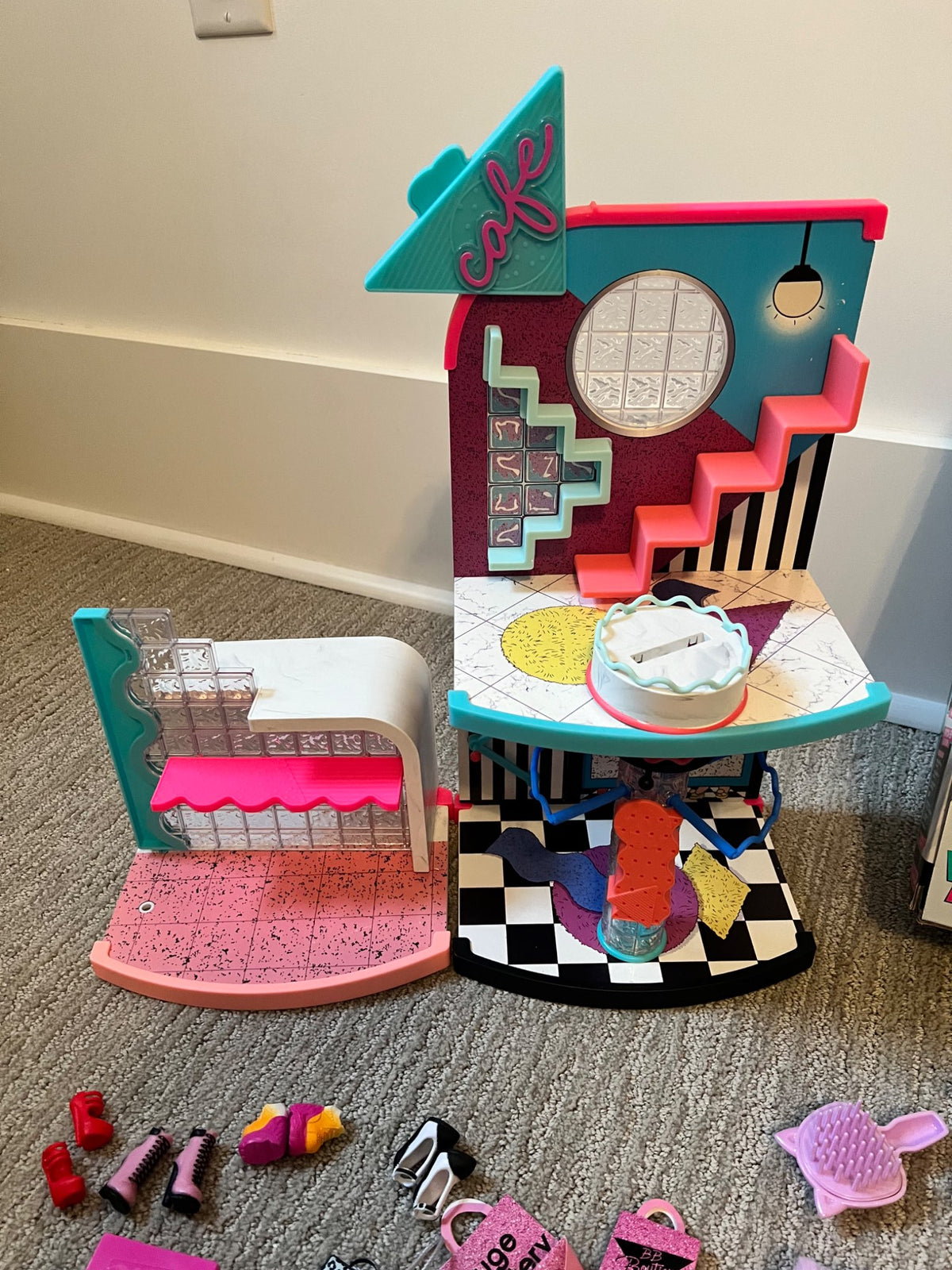 LOL Surprise! OMG Mall of Surprises Playset + 3 OMG Dolls
