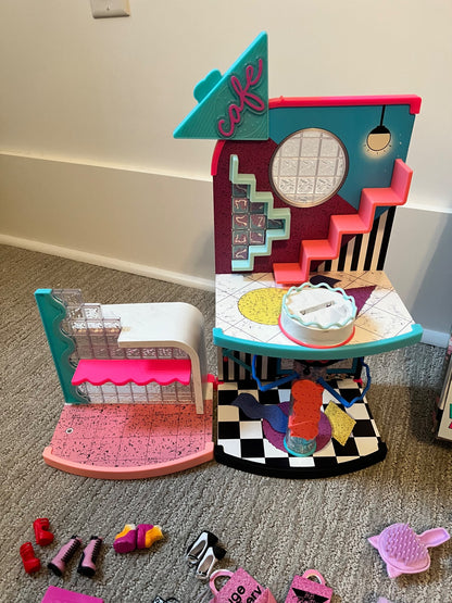 LOL Surprise! OMG Mall of Surprises Playset + 3 OMG Dolls