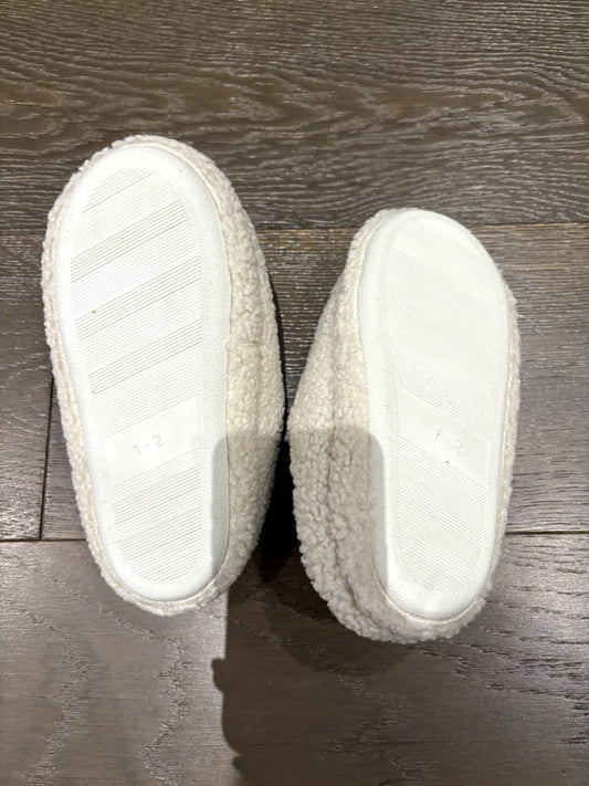 VGUC Justice House Slippers Size 1/2, Shoes 1 (Kids:4-8yr)