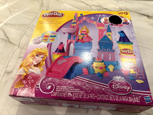 VGUC  (with Box) Play-Doh Magical Designs Palace featuring Aurora **Play-Doh not included**