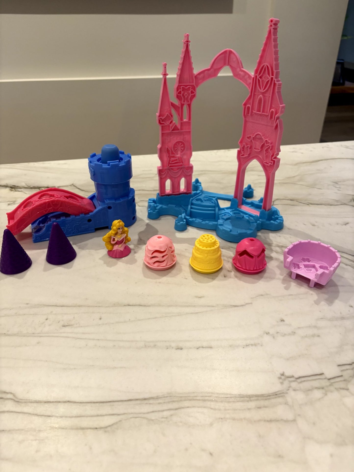 VGUC  (with Box) Play-Doh Magical Designs Palace featuring Aurora **Play-Doh not included**