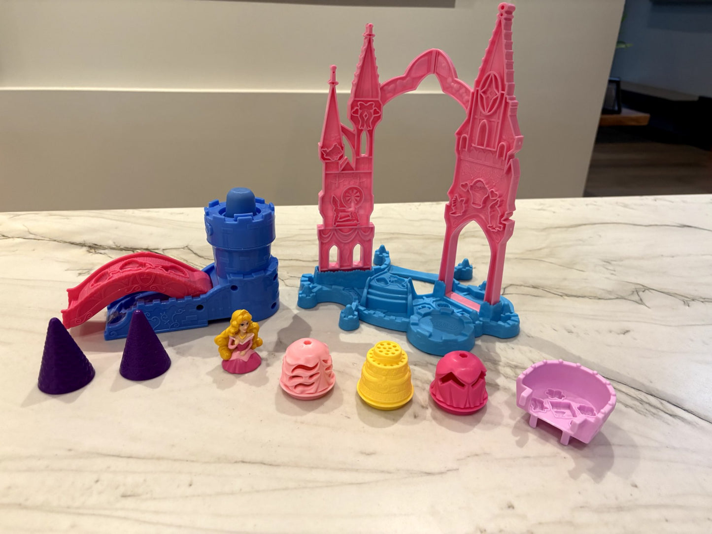 VGUC  (with Box) Play-Doh Magical Designs Palace featuring Aurora **Play-Doh not included**