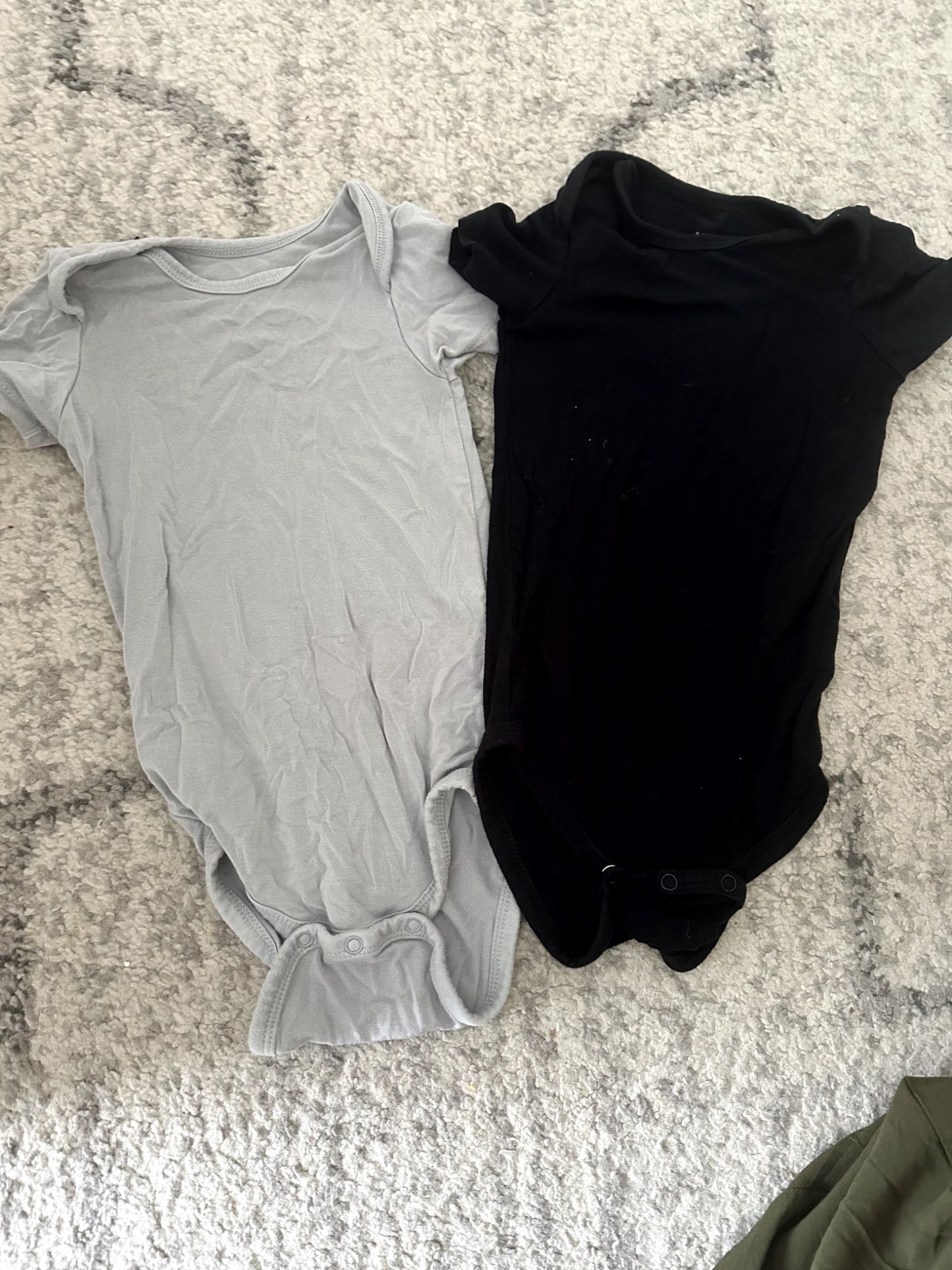 Kyte Baby Short Sleeve Onesies (2) - 12-18M, Kids 18 Month (12-18M)