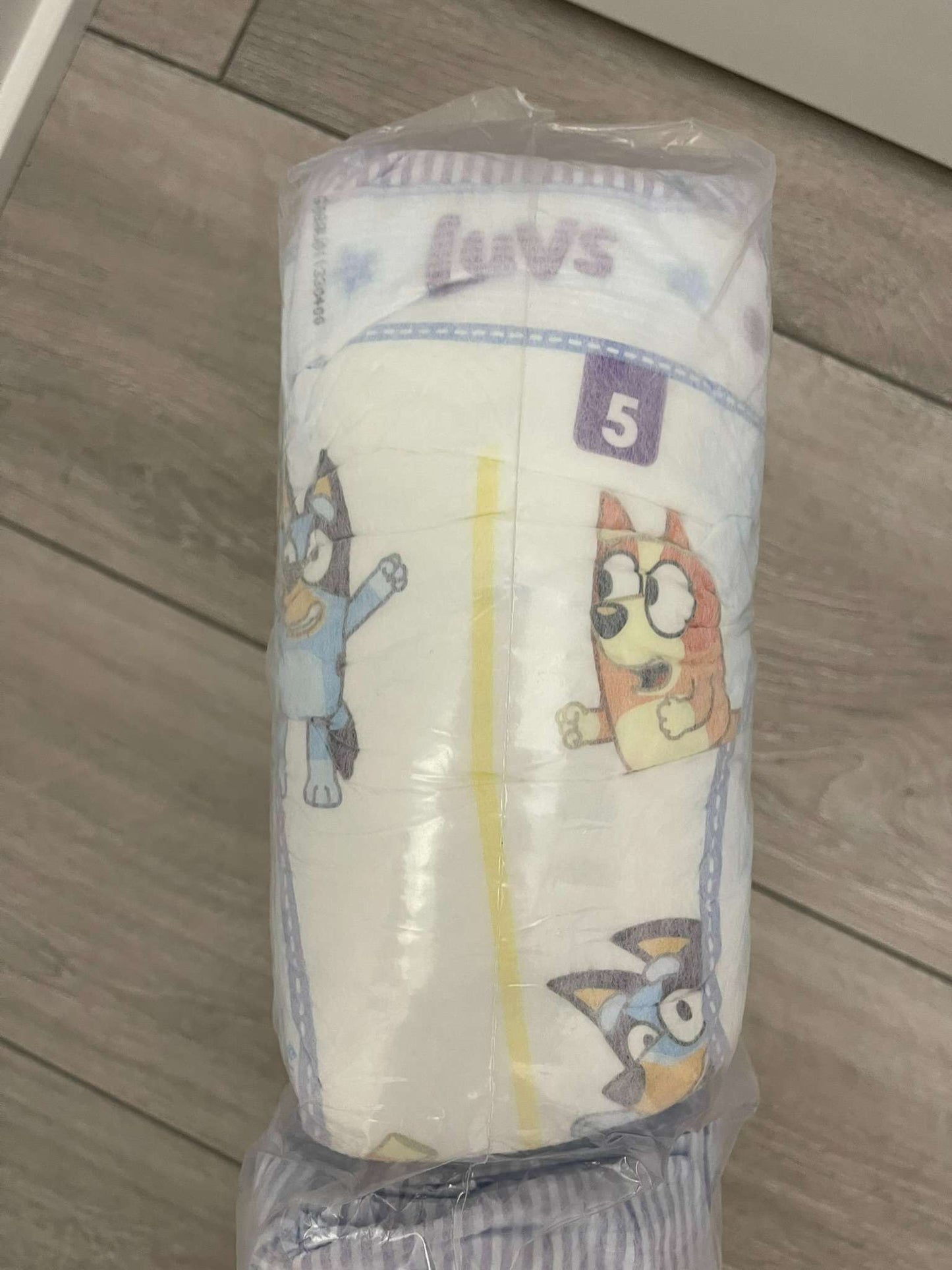 Luvs Diapers - Size 5  (62 count)  - Unopened Sleeve