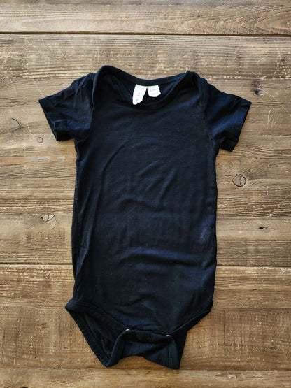 Kyte baby black onesie, 6-12M, like new, Kids 9 Month (6-9M)