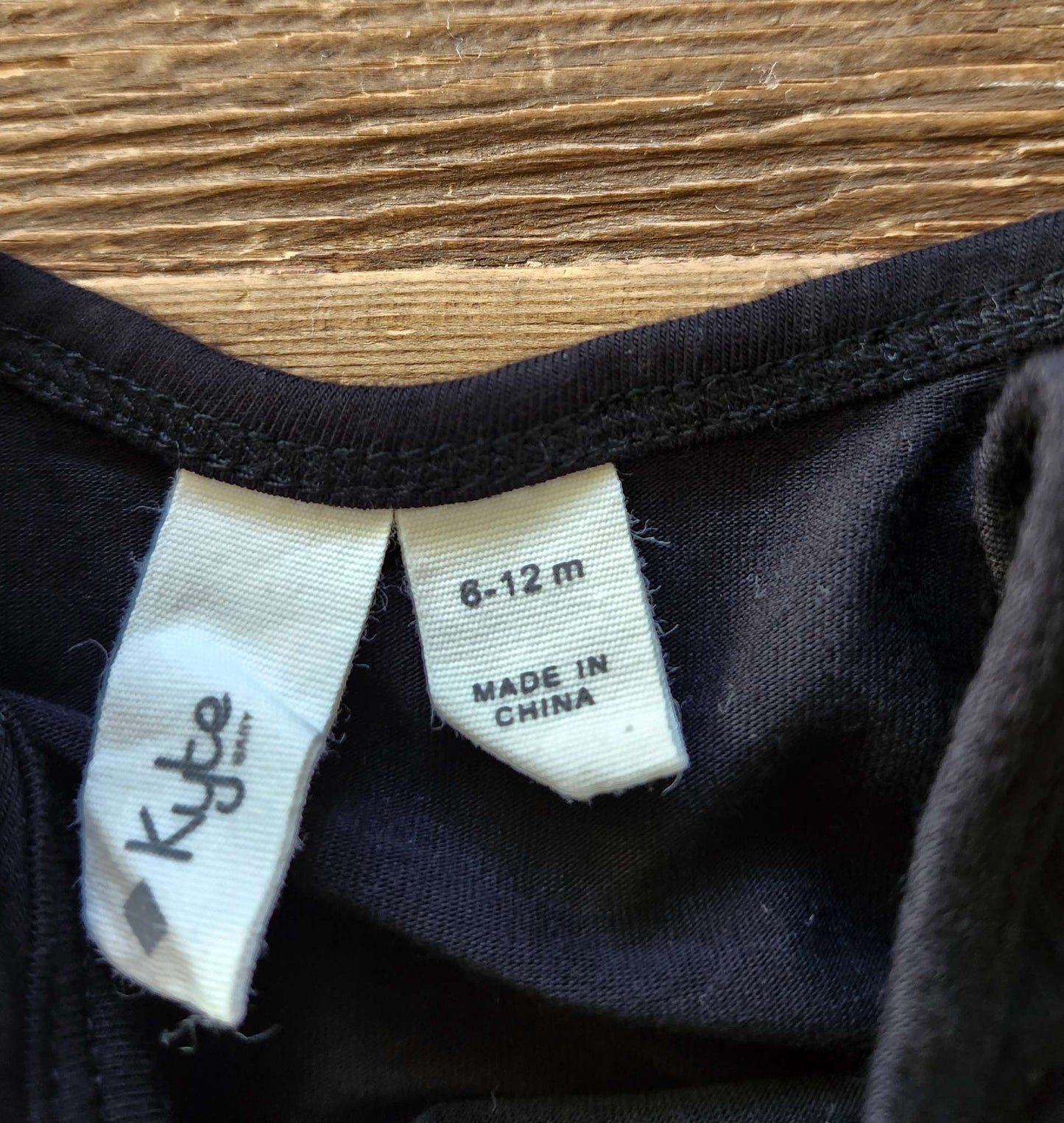 Kyte baby black onesie, 6-12M, like new, Kids 9 Month (6-9M)