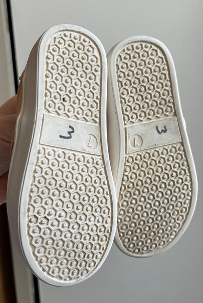 Baby Gap Slip On Shoes Toddler size 7 fit small, Shoes 7 (Walkers:12-24 mth)