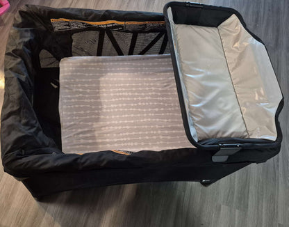 4moms Breeze Plus Playard with Bassinet & Change