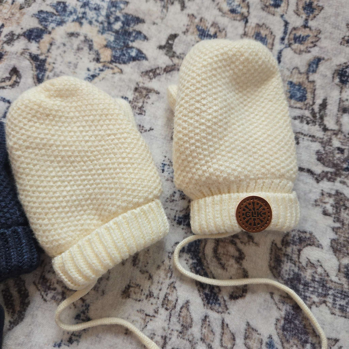 2 pairs of Calikids Medium (18M-3Y String Mittens)