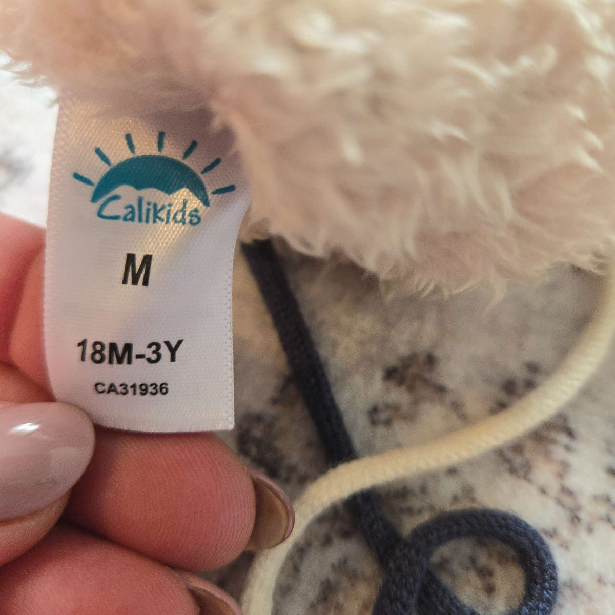 2 pairs of Calikids Medium (18M-3Y String Mittens)