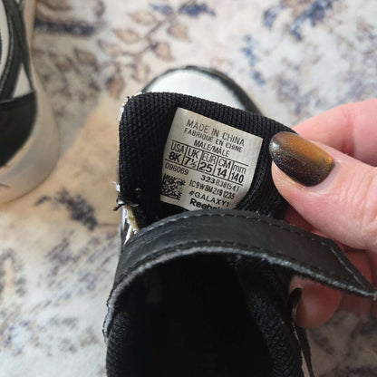 Black & White Reebok Runners Size  8C, Shoes 8 (Toddler:2-4yr)