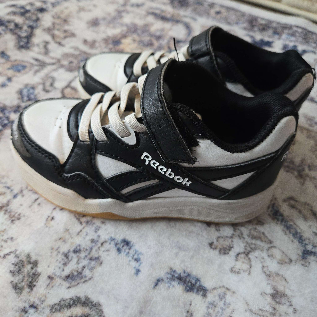 Black & White Reebok Runners Size  8C, Shoes 8 (Toddler:2-4yr)