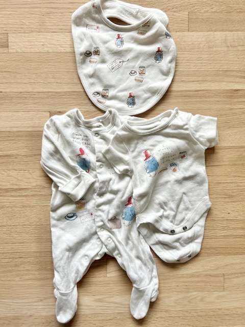 (EUC) Official Paddington Bear Baby onesie, sleeper, bib bundle 1m, Kids Newborn