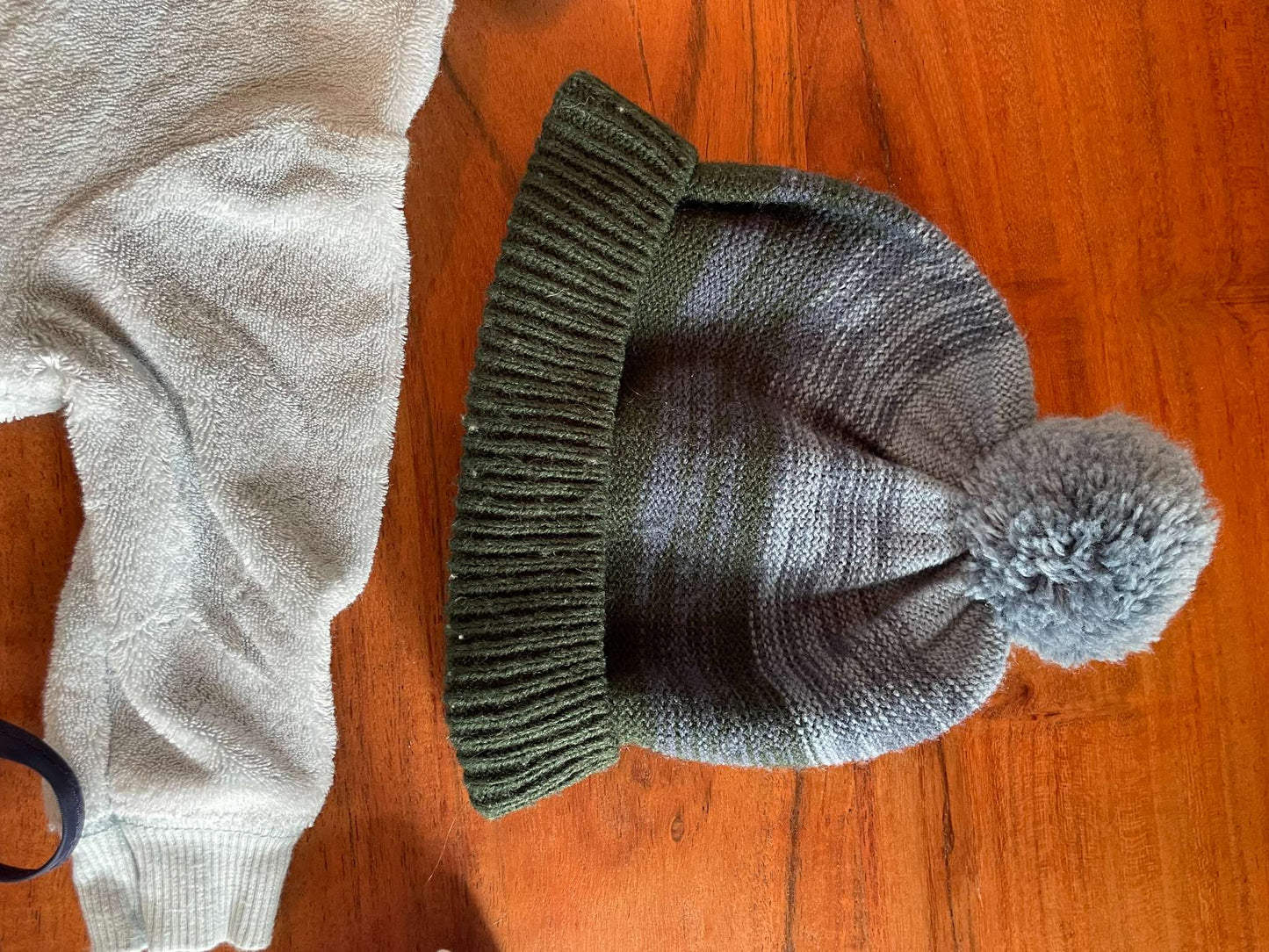 Newborn - 3 month Clothing Bundle with Tuque & Mitts on String *Excellent Condition*, Kids 3 Month (0-3M)