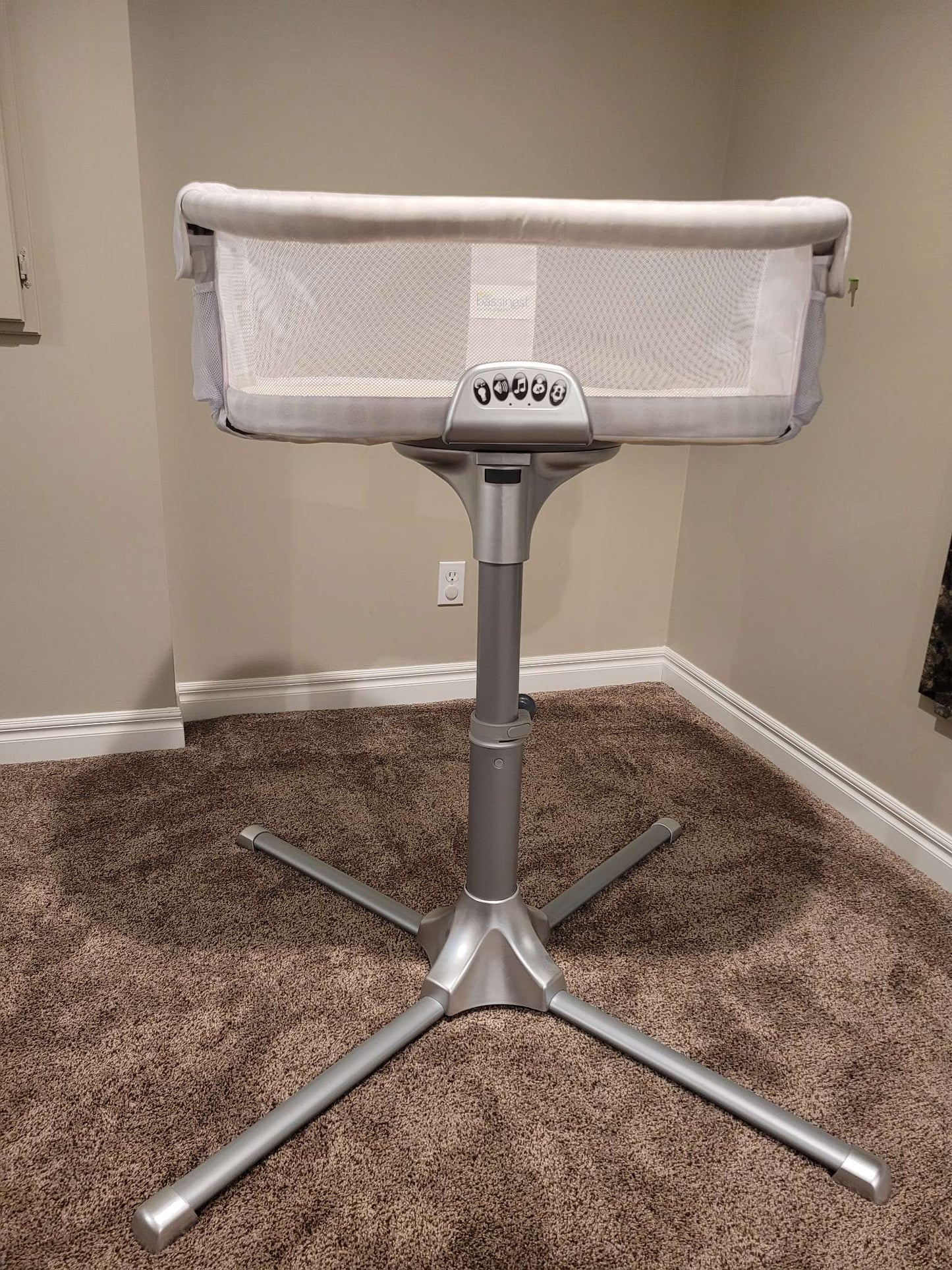 Halo Bassinest Swivel Sleeper Premiere Bassinet with Additional Sheets