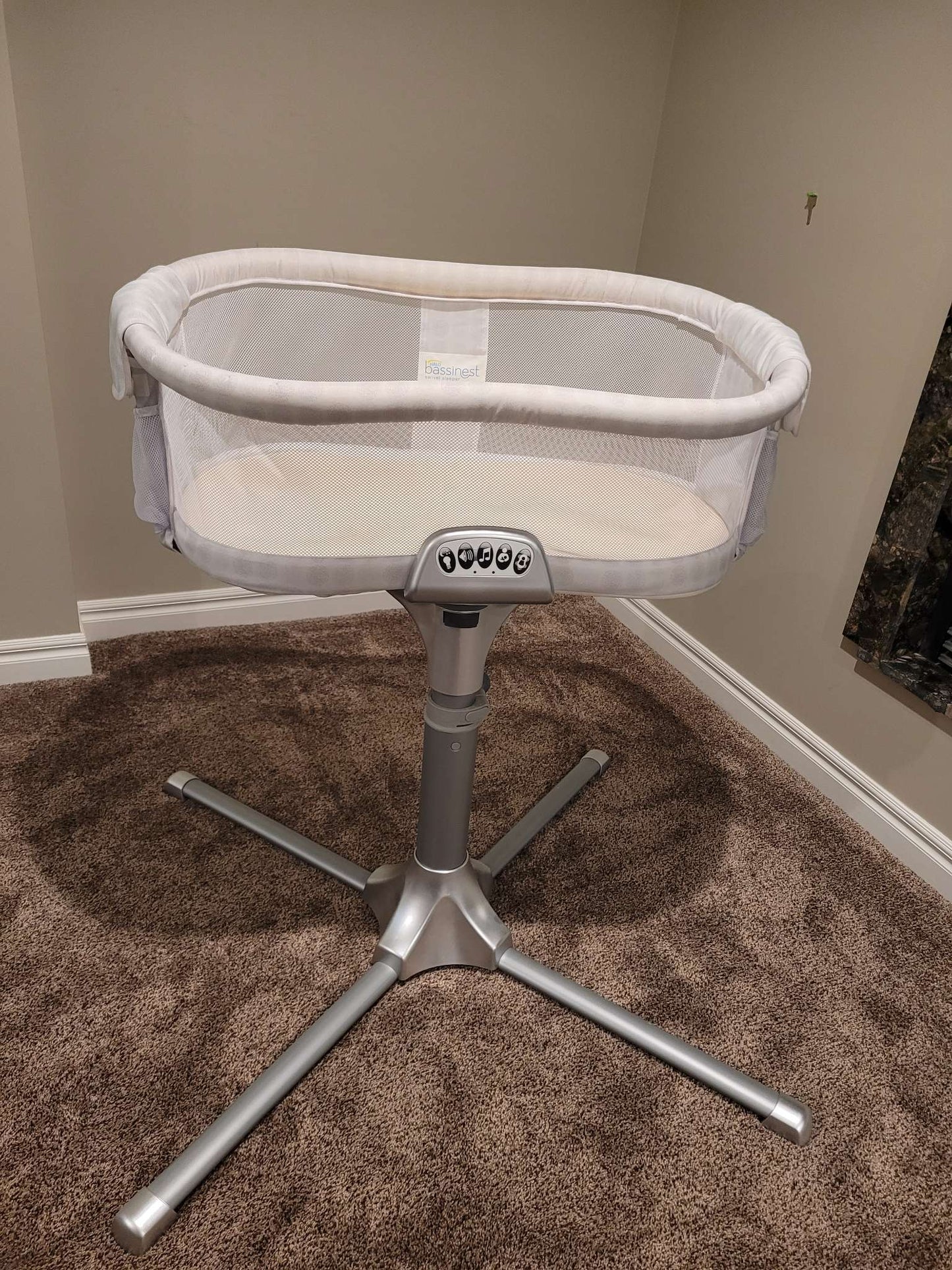 Halo Bassinest Swivel Sleeper Premiere Bassinet with Additional Sheets