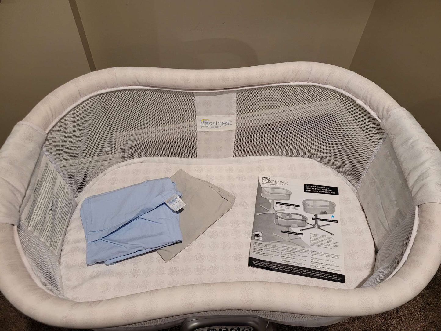 Halo Bassinest Swivel Sleeper Premiere Bassinet with Additional Sheets