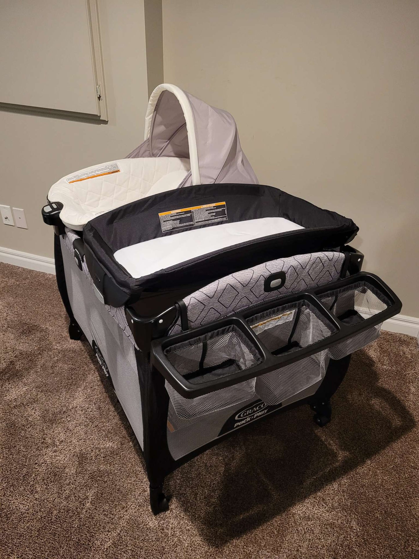 Graco Pack and Play Quick Connect Portable Lounger Deluxe