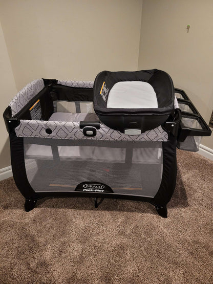 Graco Pack and Play Quick Connect Portable Lounger Deluxe