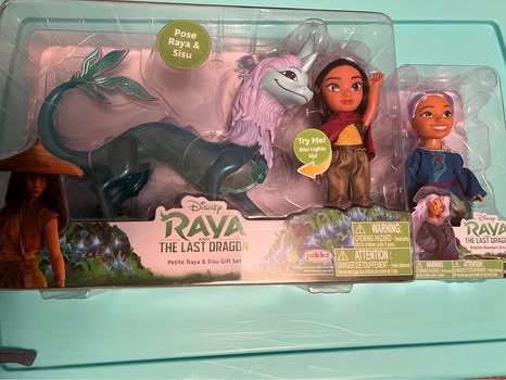 Disney raya and sisu doll & dragon set- NEW
