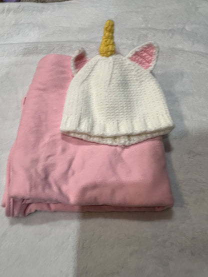 Unicorn newborn hat and swaddle- EUC, Kids Newborn