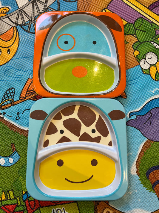 Skip hop dog and giraffe plates